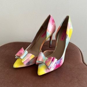 Multi colored Pumps with Bow